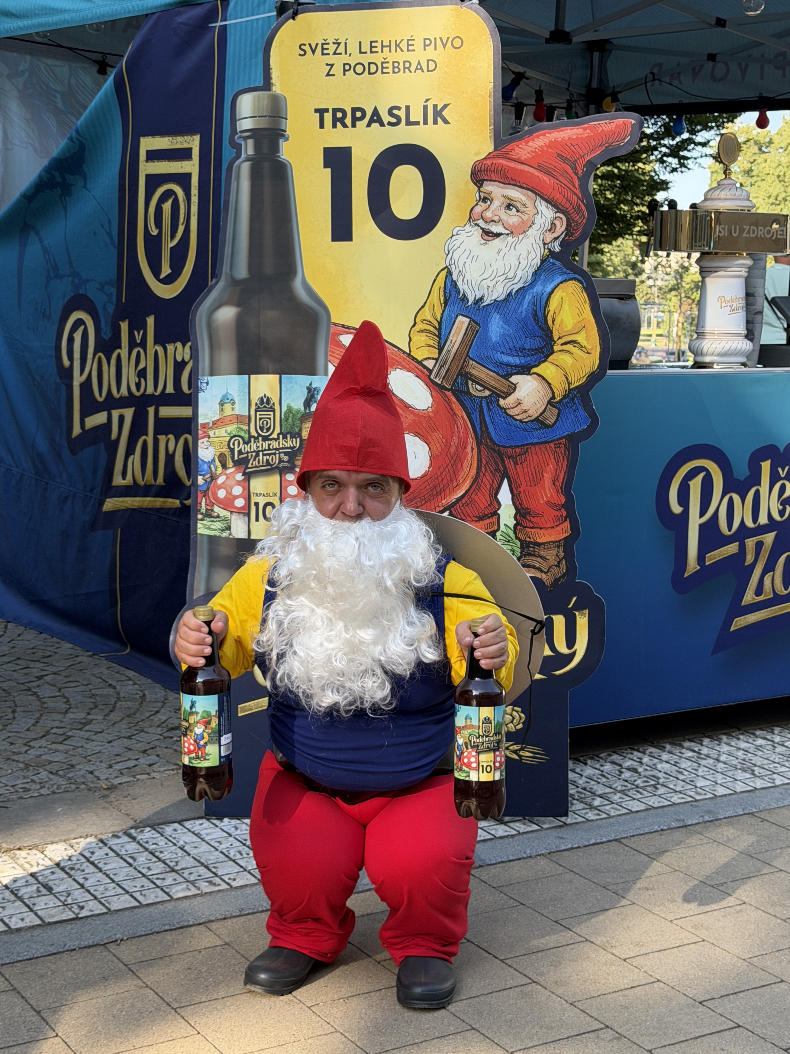Maskot Trpaslík se Zdrojem na stánku pivovaru